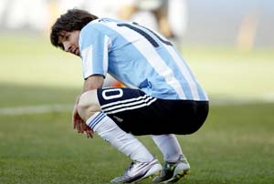 ميسي يحذو حذو رونالدو وروني وكاكا ويودع النهائيات وهو يجر ذيل الخيبة 