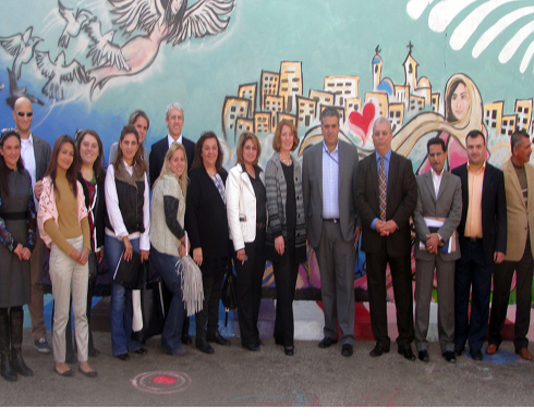 ابو حسان تشارك مستفيدات دار الوفاق في اطلاق جداريتهن "ولادة الشمس "