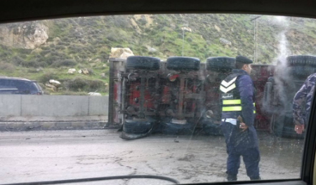 إصابتان بحادث تدهور تريلا في العدسية