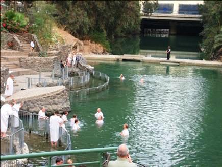 مسيحيو لبنان يحيون ذكرى عمادة المسيح في نهر الاردن مسيحيو لبنان يحيون ذكرى عمادة المسيح في نهر الاردن