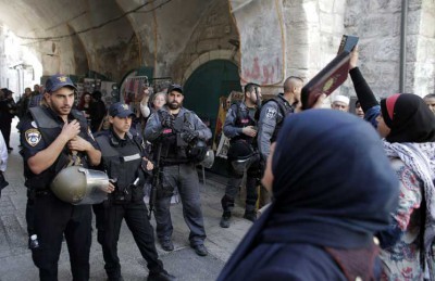 قوات الاحتلال تقتحم ساحات المسجد الاقصى في مدينة القدس قوات الاحتلال تقتحم ساحات المسجد الاقصى في مدينة القدس