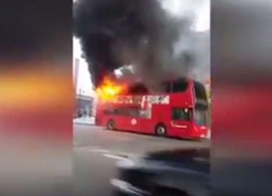 شاهد.. لحظة اندلاع النيران في حافلة بطابقين