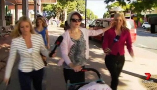 تطفئ سيجارتها في وجه مراسلة