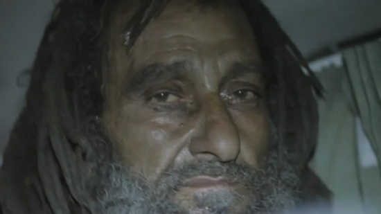 فيديو: شباب مصريون يعرضون على عجوز مُشرد المساعدة.. فكانت الصدمة!