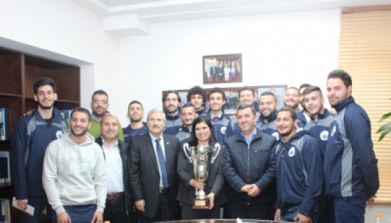 الأميرة سمية  تكرم فريق السلة في الجامعة لحصوله على لقب بطولة الثورة العربية الكبرى