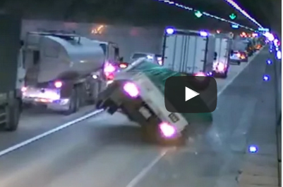 شاهد.. لحظات انحراف شاحنة محملة بالكيماويات وانفجارها