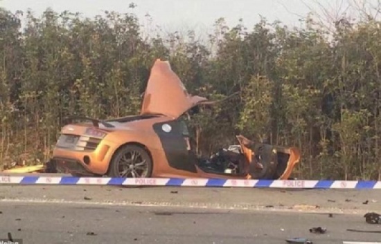 شاهد: سائق متهور يصور آخر لحظاته بالصين