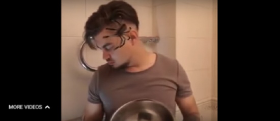 بالفيديو.. شاب يخفق في اصطياد عنكبوت فهذا ما حصل! بالفيديو.. شاب يخفق في اصطياد عنكبوت فهذا ما حصل!
