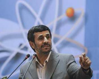 احمدي نجاد يصف العقوبات على إيران بأنها مثيرة للشفقة . 