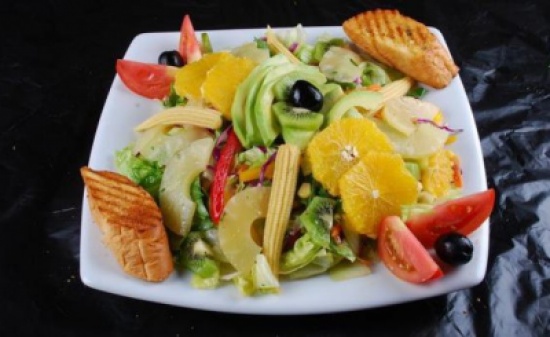 سلطة الخضر والفاكهة مع التوست