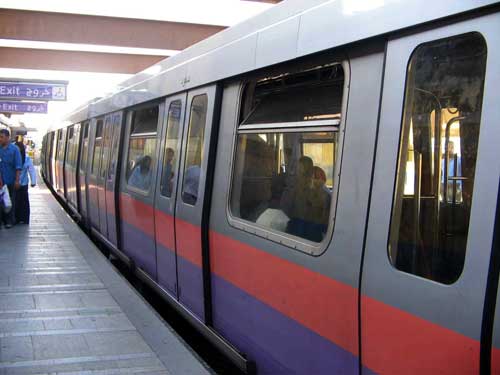 سيدة تخلع ملابسها داخل "المترو" بمصر 