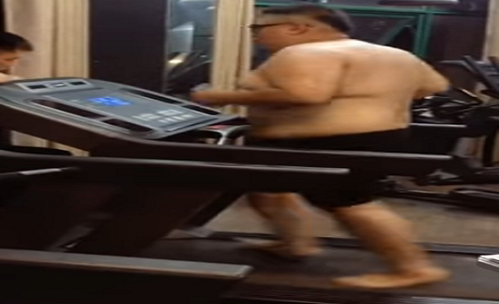 فيديو: شاب أسيوي يحفز صديقه داخل «جيم» بطريقة جديدة