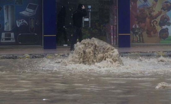 صور :وفاتان اثر حادث سقوط داخل منهل في عمان