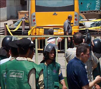 خلاف يدفع سائقا لقتل زملائه بمصر 