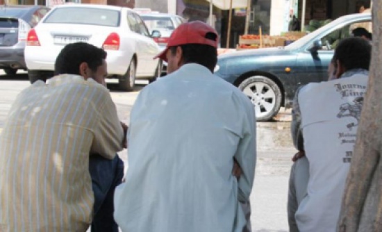 توحيد رسوم تصاريح الوافدين: بحث حكومي عن إيرادات وحقوقيون يحذرون توحيد رسوم تصاريح الوافدين: بحث حكومي عن إيرادات وحقوقيون يحذرون