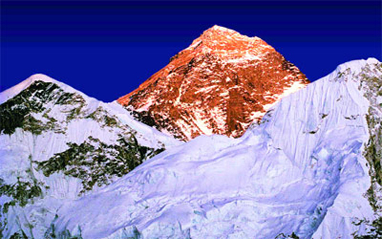 وضع صخرة من البحر الميت فوق قمة إيفرست في نيبال