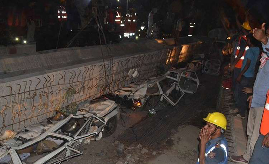 بالفيديو: انهيار جسر فوق السيارات في الهند ومقتل 18 شخصا