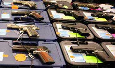 سرقة أسلحة حراس نتنياهو في مطار لوس أنجلوس