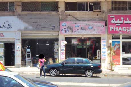 تنتظر سيارة " خليجية "