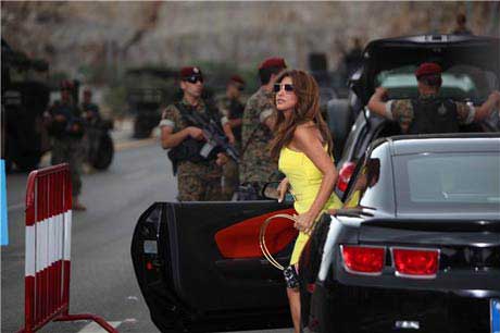 ضابط يوقف نجوى كرم وهي تقود سيارتها الجديدة فهل تقع في غرامه !