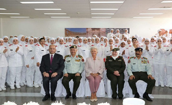 الأميرة منى ترعى حفل إضاءة الشموع لخريجات الفوج 19 في كلية الأميرة منى للتمريض