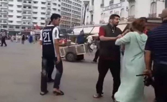 بالفيديو: تحرّش بها في الشارع.. فكيف تصرّفت؟! بالفيديو: تحرّش بها في الشارع.. فكيف تصرّفت؟!