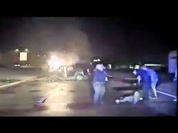 شاهد.. لحظة إنقاذ سائق من سيارة محترقة