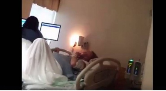 فيديو | شاب يصور زوجته خلال عملية الولادة!
