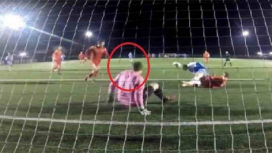 شاهد: حارس مرمى مغمور يذهل عشاق الكرة بتصدٍ خرافي