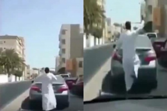 بالفيديو: شاب خليجي يعطل حركة السير ويلقي التحية العسكرية للدينار.. والسبب إكثاره في شرب الخمر بالفيديو: شاب خليجي يعطل حركة السير ويلقي التحية العسكرية للدينار.. والسبب إكثاره في شرب الخمر