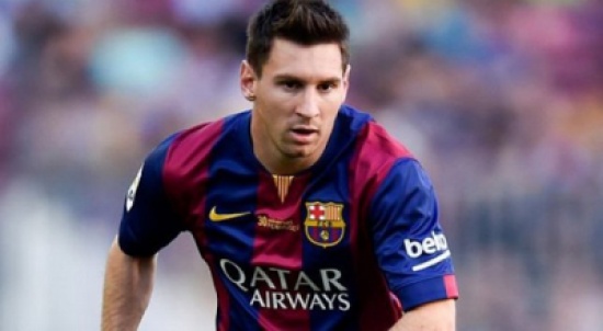 شاهد.. ميسي يضع مشجع في موقف حرج للغاية