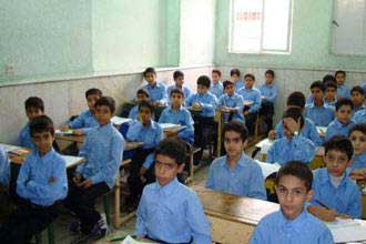 إيران تجند ألف رجل دين لمكافحة نفوذ الغرب والإصلاحيين في المدراس 