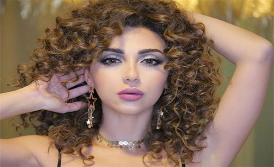 ميريام فارس وهي تحضر زينة عيد ميلاد ابنها (فيديو وصور)