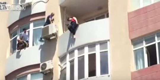 فيديو: إنقاذ مثير لفتاة حاولت الانتحار