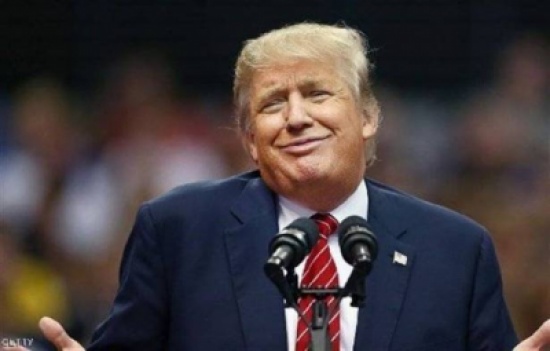 بالصورة.. لباس بحر نسائي بوجه ترامب يثير الجدل!