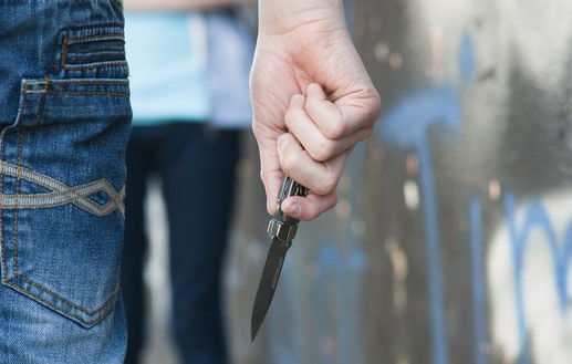عين الباشا : رجل يقتل شقيقه طعنا في الشارع العام عين الباشا : رجل يقتل شقيقه طعنا في الشارع العام