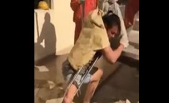 بالفيديو : رجل يتحدى إعاقته ويؤدي أعمالا شاقة بساق واحدة بالفيديو : رجل يتحدى إعاقته ويؤدي أعمالا شاقة بساق واحدة