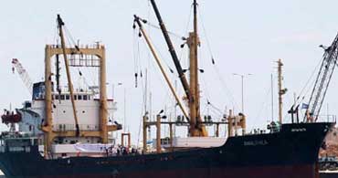 البحرية الإسرائيلية تعترض سفينة الأمل على بعد 100 كم من سواحل غزة