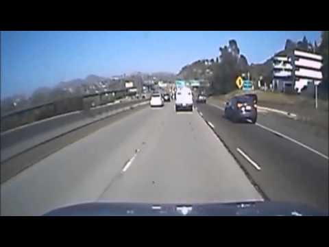 شاهد.. سيارة فورد إكسبلورر مسرعة تصدم عدة سيارات