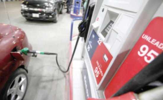 تثبيت أسعار المحروقات وقرشان ضريبة على بنزين 90