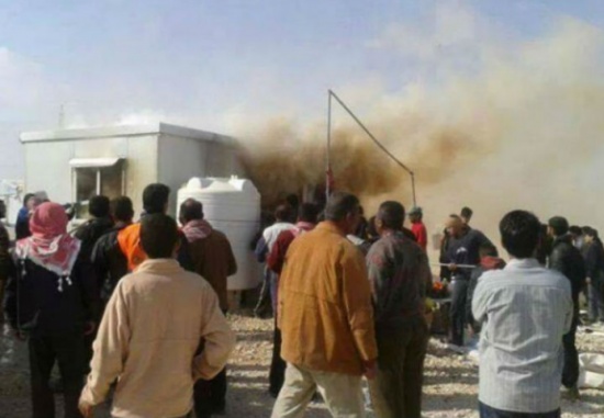 حريق ضخم يلتهم 11 كرفاناً في " الزعتري " حريق ضخم يلتهم 11 كرفاناً في " الزعتري "