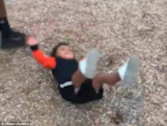 بالفيديو.. موقف مضحك لطفل يشعر بالدوار!