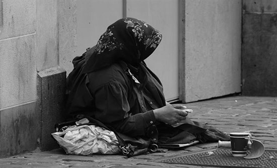 عجوز ثرية تعيش في فيلا فخمة تهوى التسول (صور) عجوز ثرية تعيش في فيلا فخمة تهوى التسول (صور)