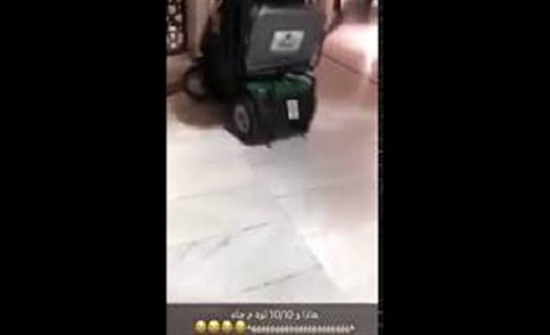 بالفيديو : مزاح فتاتين داخل الحرم المكي يثير جدلا في السعودية بالفيديو : مزاح فتاتين داخل الحرم المكي يثير جدلا في السعودية