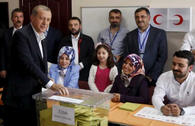 حزب اردوغان يتصدر الانتخابات في تركيا لكنه قد يخسر الغالبية المطلقة حزب اردوغان يتصدر الانتخابات في تركيا لكنه قد يخسر الغالبية المطلقة
