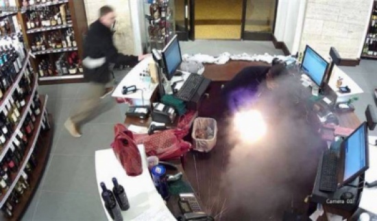 بالفيديو.. سيجارة الكترونية تنفجر في حادثة غريبة