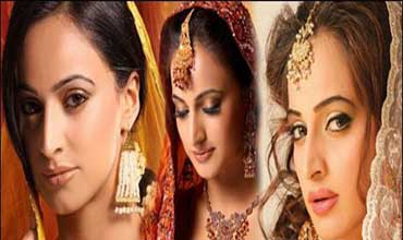 الممثلة الباكستانية نور توسع زوجها ضرباً في الشارع بعد اكشافها عدم إسلامه  