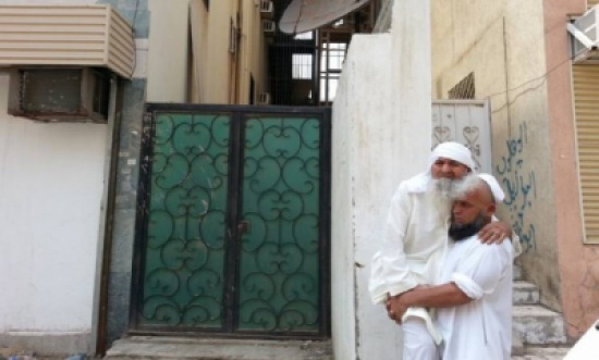 "خمسيني" يتحول إلى قدمين لأبيه لأداء الحج والصلاة "خمسيني" يتحول إلى قدمين لأبيه لأداء الحج والصلاة