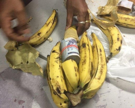 هكذا حاول هنديان تهريب مبالغ مالية داخل كميات من الموز