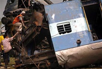 مقتل 49 في تصادم قطارين بالهند